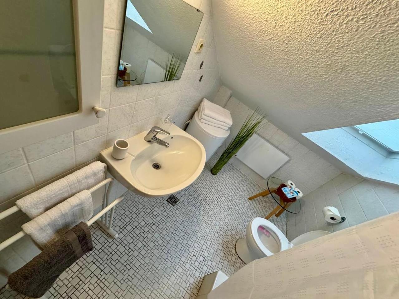 Marienhaus Apartment - Zentral, Parken, Netflix, Kontaktloses Einchecken Wuppertal Extérieur photo
